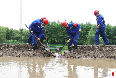 中國五冶集團(tuán)陸翔路項(xiàng)目工地舉行防臺防汛搶險(xiǎn)演練，筑牢道路建設(shè)安全防線
