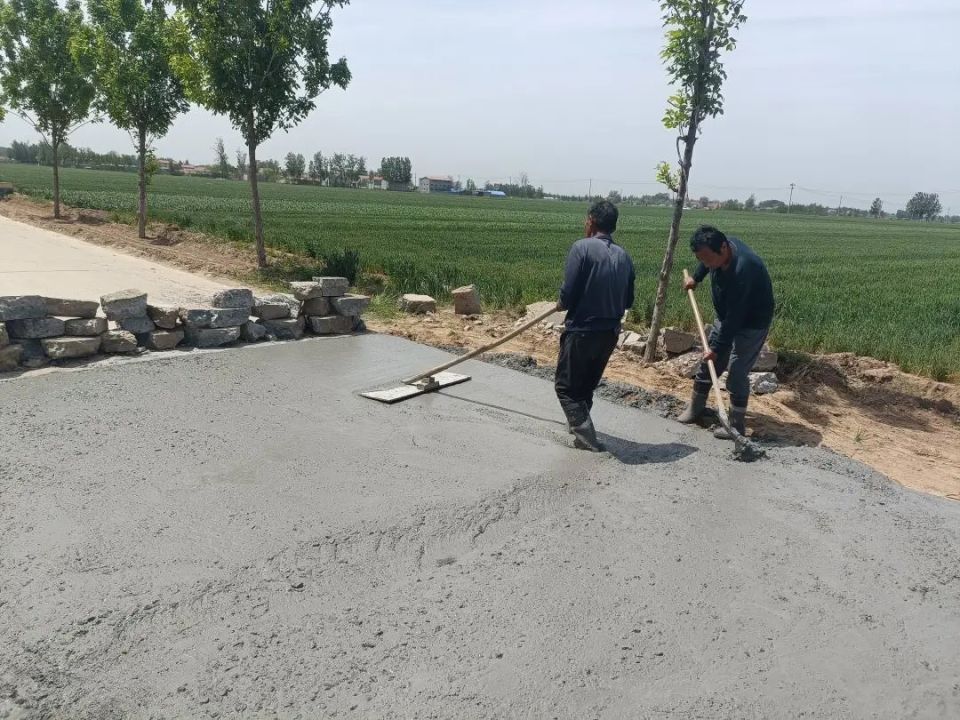 鄆城某村修繕農(nóng)田生產(chǎn)路，打通農(nóng)業(yè)生產(chǎn)“最后一公里”