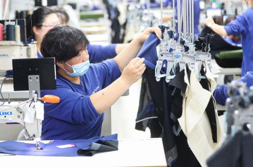 科技賦能打造智能工廠,將 私人定制 服裝搬上現(xiàn)代流水線