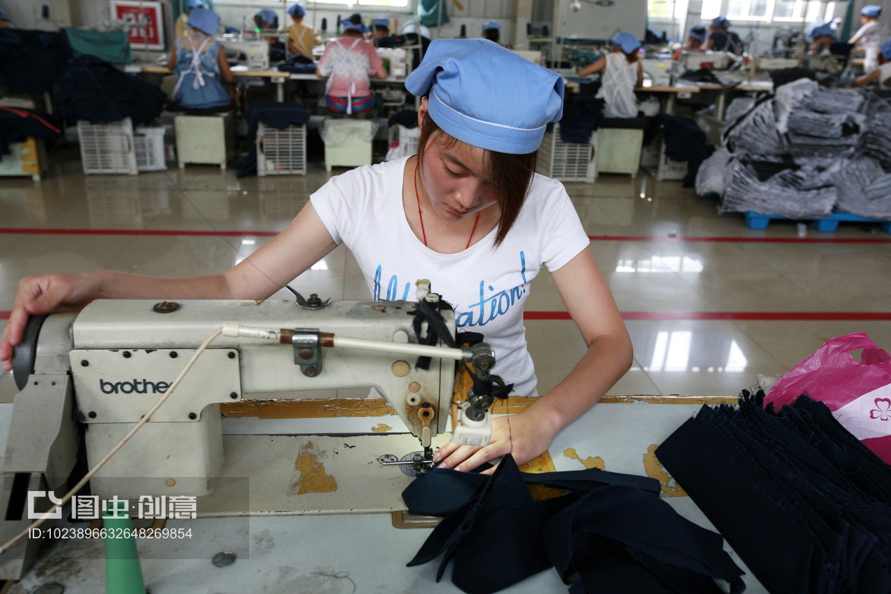安徽省淮北市秋艷服裝廠,女工在生產車間內加工出口到歐美地區(qū)的服裝產品。